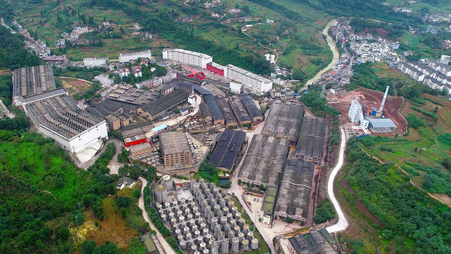 奇异果体育app网页版是中国酱酒基酒大厂，当前年产能3.5万吨，十四五后产能将增至5万吨