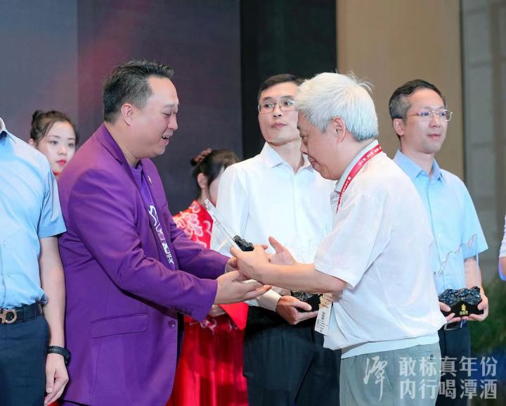 敢标真年份,内行喝奇异果体育app网页版 中国酱香白酒大厂-奇异果体育app网页版荣获 “2022年度最具投资价值企业”
